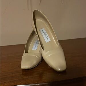 Elegant Cream Women's Shoes